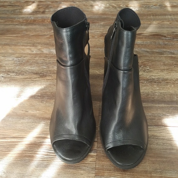 Black heels - Picture 3 of 4